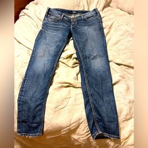 *Women’s Elyse mid skinny jeans.